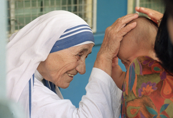 Mother Teresa (L) gives her blessing to a child at the Gift of Love Home, in Singapore, Oct. 20, 1993.