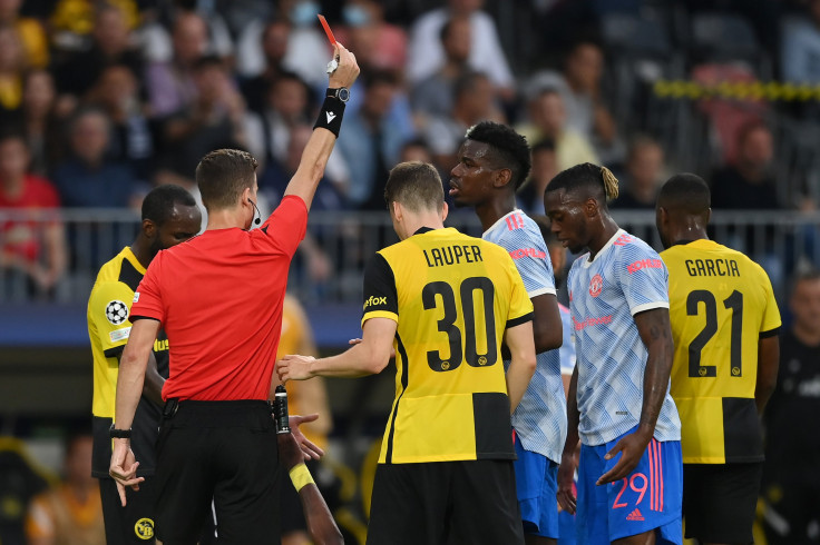 Referee Francois Letexier awards Aaron Wan-Bissaka of Manchester United a red card during the UEFA Champions League group F match between BSC Young Boys and Manchester United at Stadion Wankdorf on September 14, 2021 in Bern, Switzerland.