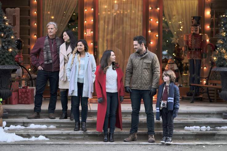 Cameron Bancroft, Linda Minard, Naomi King, Janel Parrish, Ryan Paevey and Azriel Dalman star in "Coyote Creek Christmas."