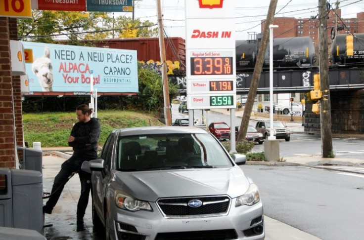 Gas prices are still high in western states. In photo: Phil Johnson gets gas in Wilmington, Delaware on November 12, 2021