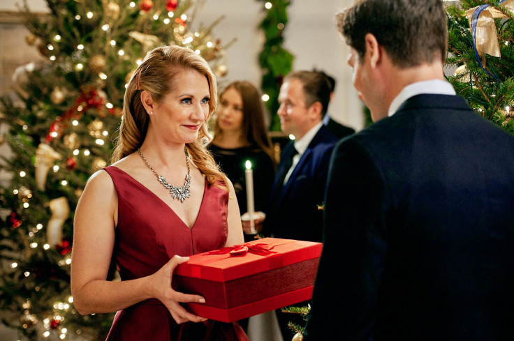 Natalie Lisinska and Damon Runyan star in "Match Made in Mistletoe."
