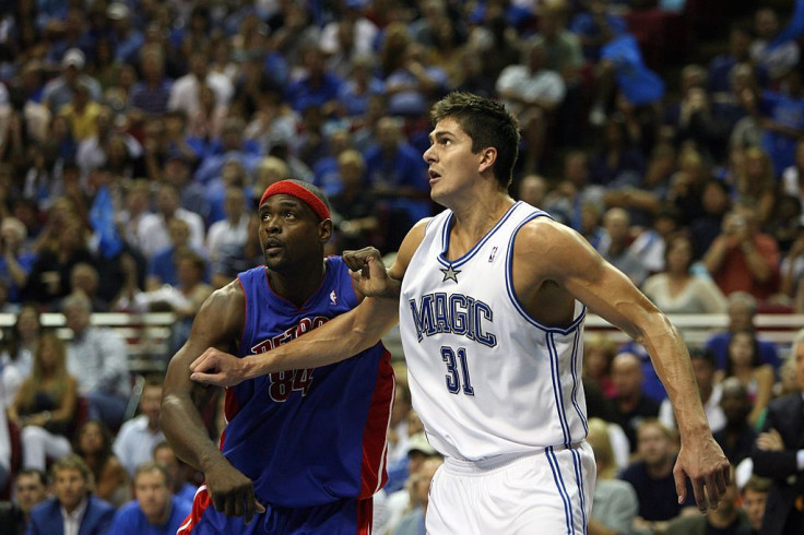 Darko Milicic #31 of the Orlando Magic and Chris Webber #84 of the Detroit Piston