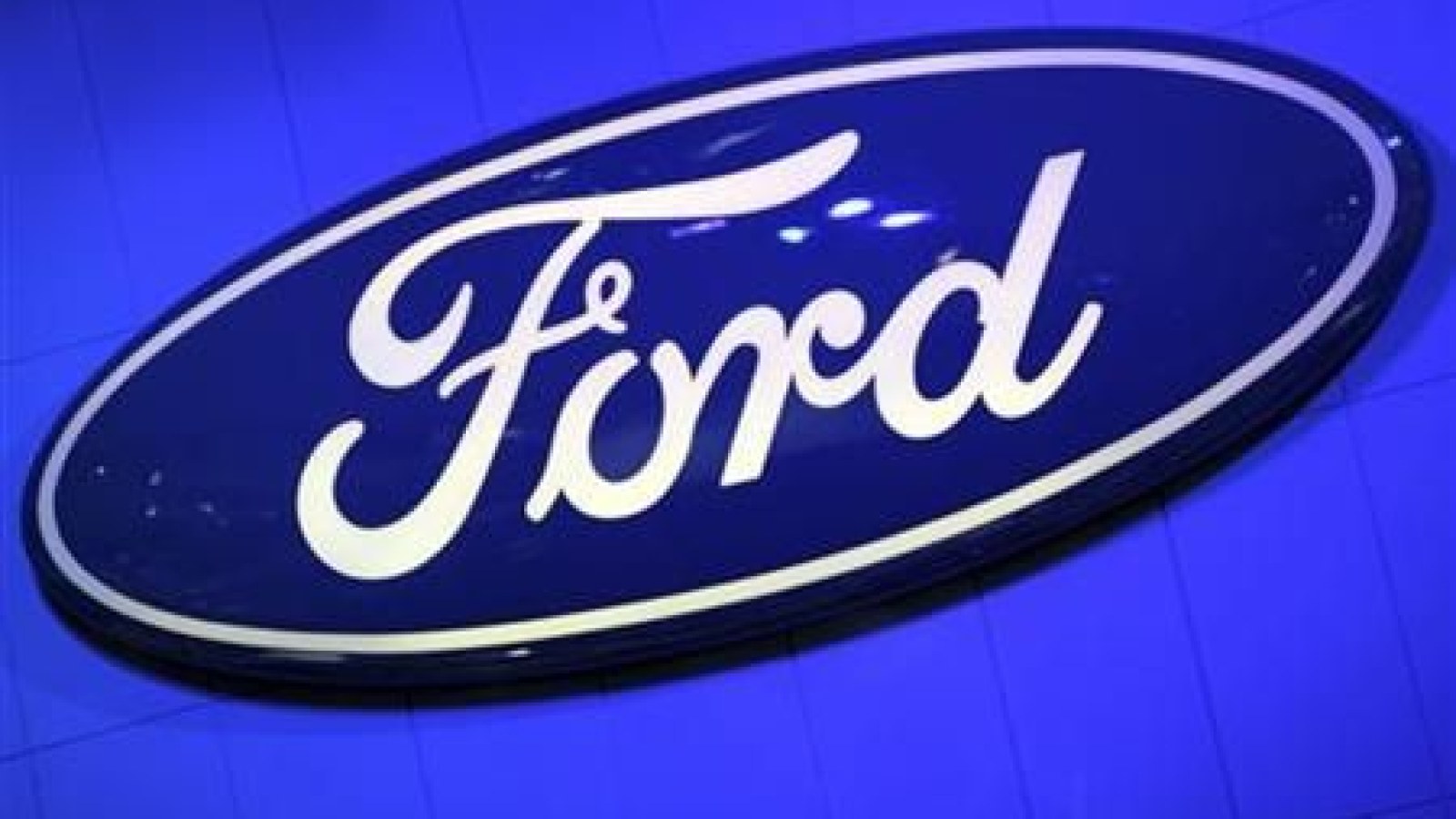 Ford Motor के शेयरों में मामूली बढ़त: हाइब्रिड और इलेक्ट्रिक वाहनों के बीच तालमेल बिठाने की कोशिश