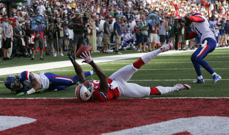 AFC wide receiver Brandon Marshall of the Miami Dolphins catches a touchdown pass as NFC corner back Corey Graham of the Chicago Bears (right) and safety Earl Thomas of the Seattle Seahawks (left) react during the NFL Pro Bowl at Aloha Stadium near Honolu