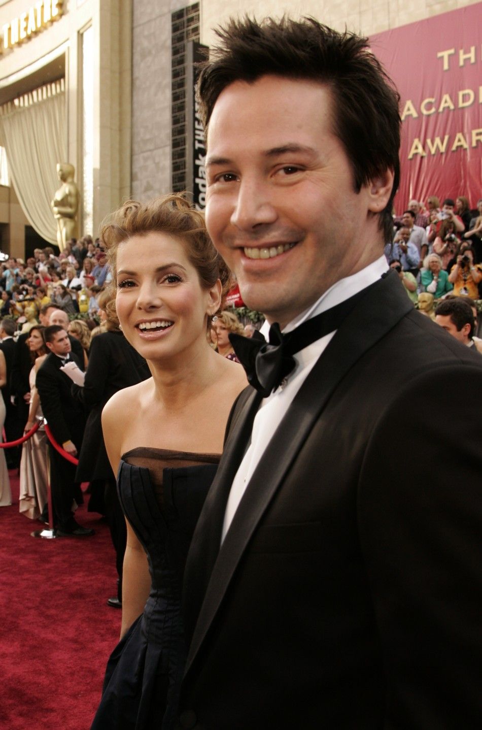 U.S. actors Sandra Bullock (L) and Keanu Reeves arrive for the 78th annual Academy Awards in Hollywood March 5, 2006. 
