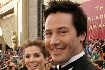 U.S. actors Sandra Bullock (L) and Keanu Reeves arrive for the 78th annual Academy Awards in Hollywood March 5, 2006.
