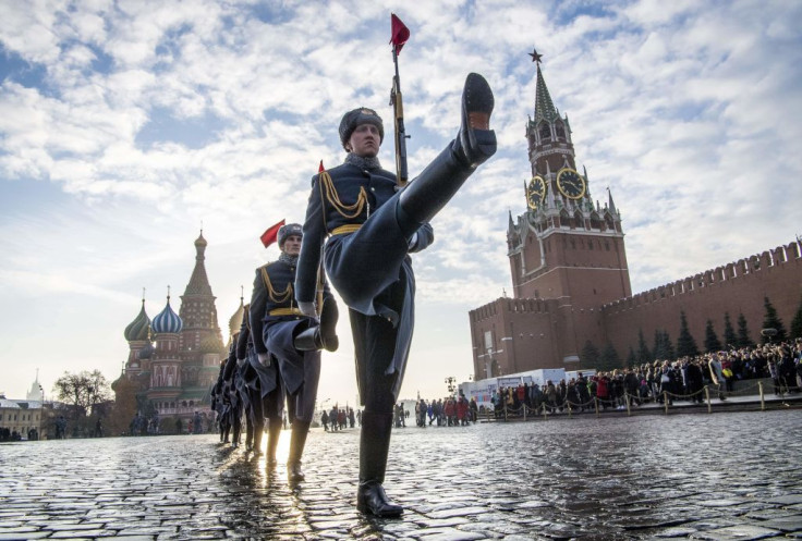 TOPSHOT - Russian honour guards march during the military parade at Red Square in Moscow on November 7, 2018. - Russia marks the 77th anniversary of the 1941 historical parade, when Red Army soldiers marched past the Kremlin walls towards the front line t