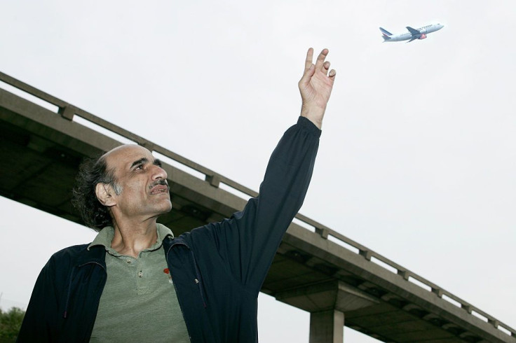 Sir Alfred Mehran (Mehran Karimi Nasseri), 59 years old, originally from Iran, has been living in Charles de Gaulle airport for 16 years. Steven Spielberg bought his story to make the movie "The Terminal" with Tom Hanks in the main role and Catherine Zeta
