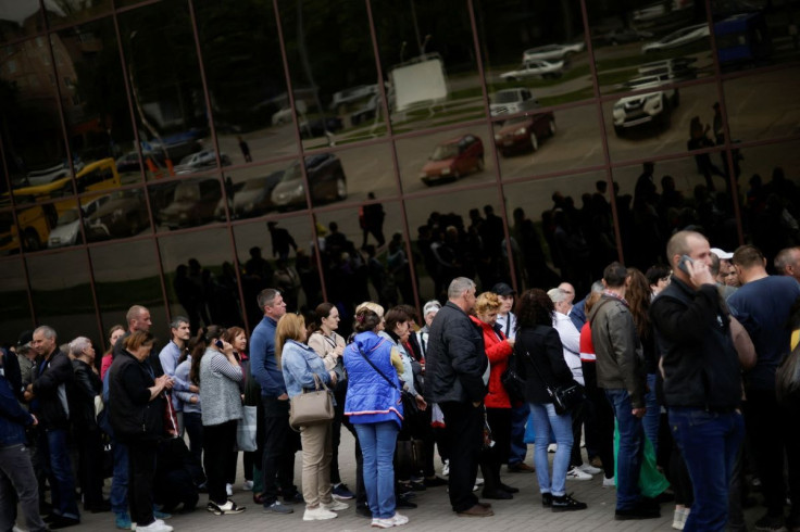 Ukrainian evacuees queue for aid at a donation collection point, amid Russia's invasion of Ukraine, in Zaporizhzhia, Ukraine May 4, 2022.