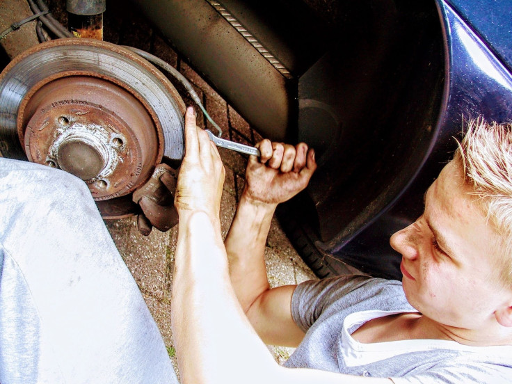 car-mechanic-gd51f671ab_1920