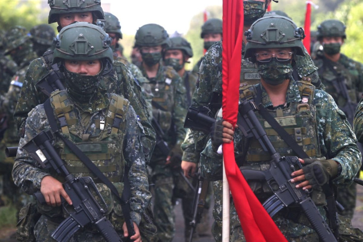 Các binh sĩ diễu hành đến vị trí trong một cuộc diễn tập chống xâm lược trên bãi biển trong cuộc diễn tập quân sự Han Kuang hàng năm ở Đài Nam, Đài Loan, ngày 14 tháng 9 năm 2021.