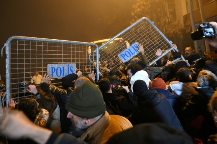 A brief scuffle broke out with the police during the Turkish quake commemorations
