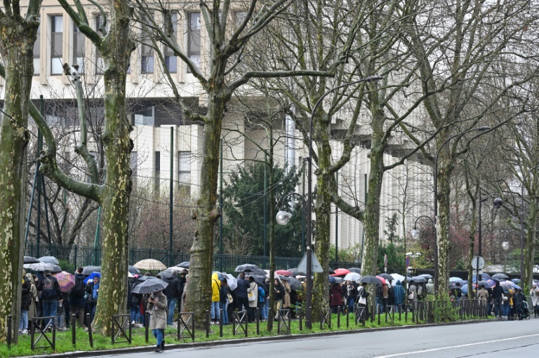 At Russian Embassies Across Europe Large Crowds Gather To Vote