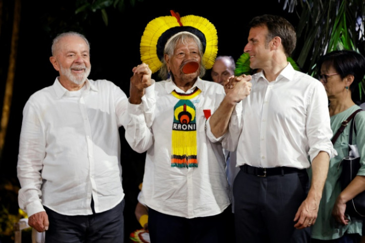(L-R) Brazilian President Luiz Inacio Lula da Silva, Brazilian Indigenous Kayapo leader Raoni Metuktire, and French President Emmanuel Macron pose for a picture in Brazil on March 26, 2024