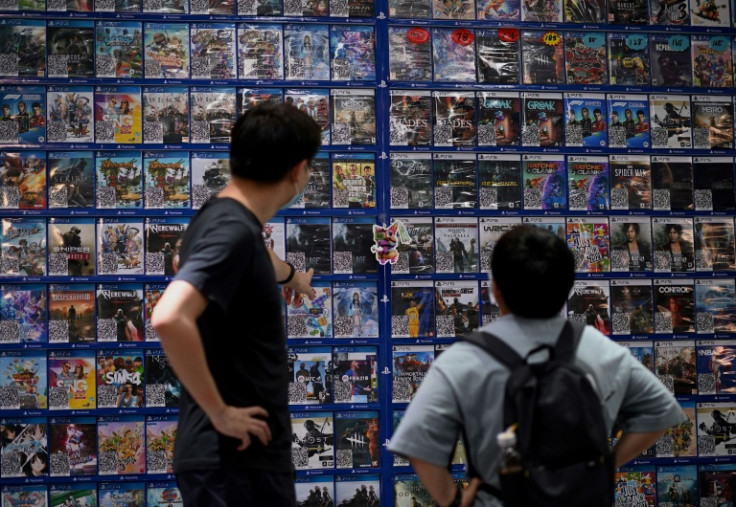 Since 2021, children under 18 years old have only been allowed to play online between 8:00 pm and 9:00 pm on Fridays, Saturdays and Sundays during the school term