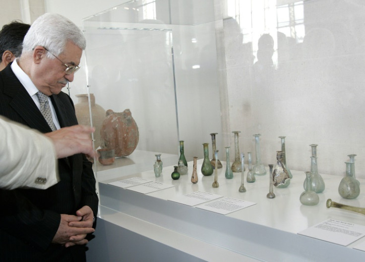 Palestinian President Mahmud Abbas looks at ancient Gaza glassware from the Khoudary collection at the Geneva museum exhibition in 2007