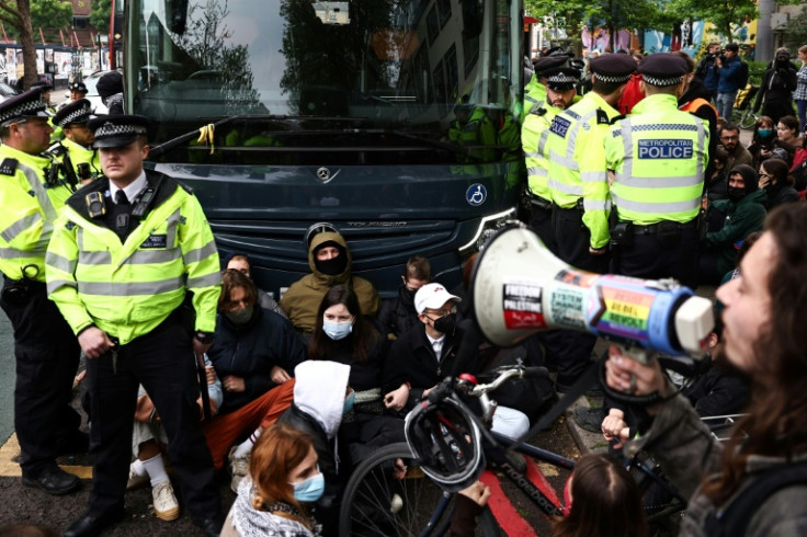 Police were called after the protesters tried to block a bus believed to be taking migrants from a hotel in south London