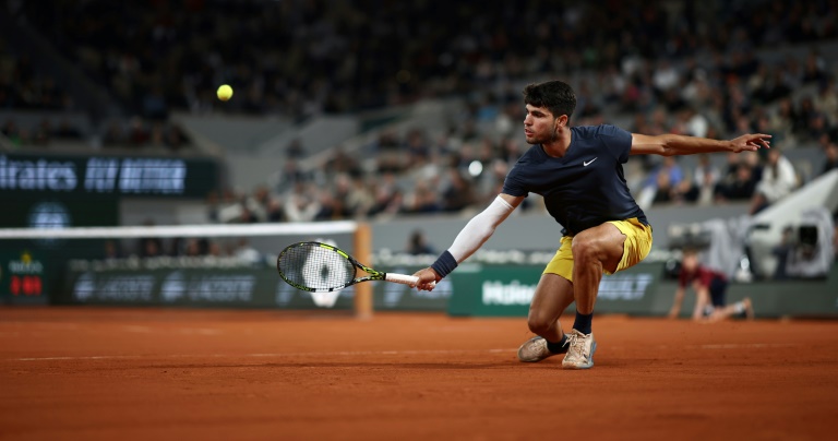 Swiatek Races Into French Open Quarters As Alcaraz Finds Groove