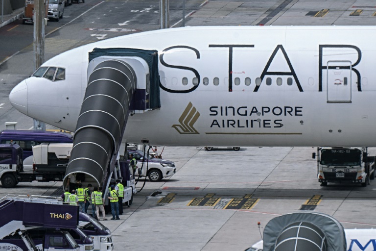 Singapore Airlines Offers ,000 To Passengers Hurt By Turbulence