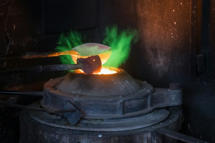 Ten minutes after pouring the molten bronze Huguenin can unmould the thick liquid