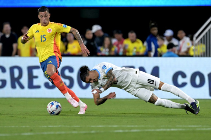 Colombia midfielder Mateus Uribe fights for the ball with Uruguay forward Darwin Nunez