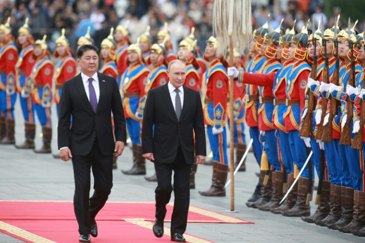 Russia's President Vladimir Putin (R) and Mongolia's President Ukhnaagiin Khurelsukh attend an official welcoming ceremony in Ulaanbaatar
