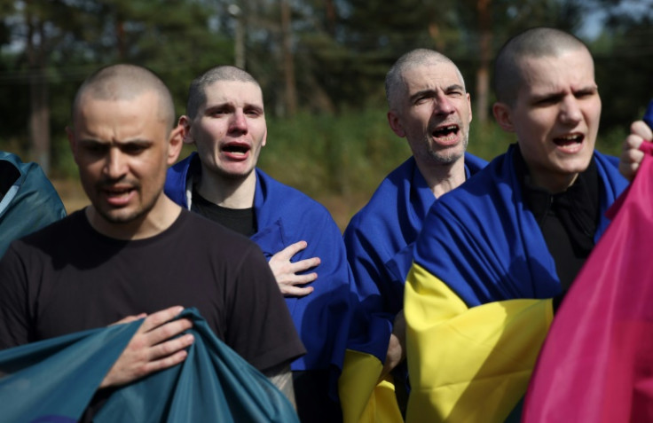 Ukrainian servicemen sang their national anthem after being released