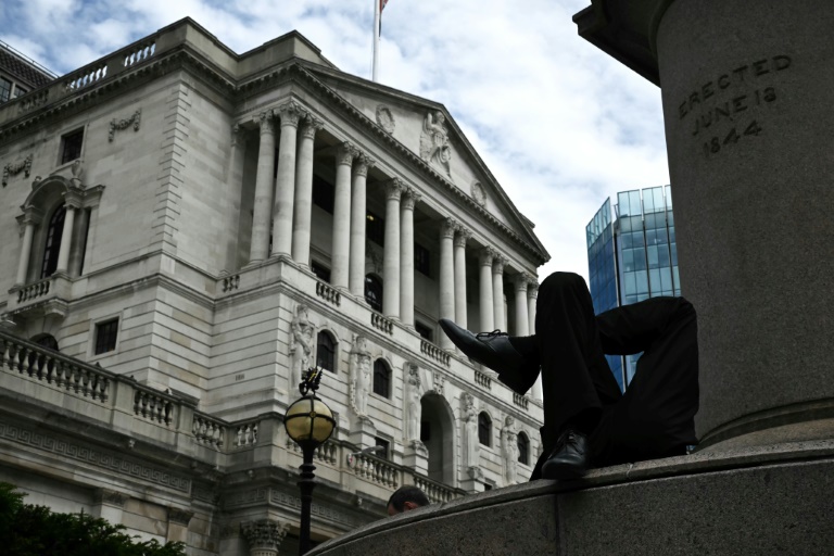 Bank Of England Freezes Rate After Jumbo US Cut