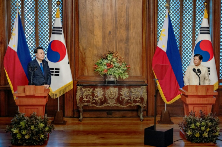 Philippine President Ferdinand Marcos (R) alongside his South Korean counterpart Yoon Suk Yeol in Manila on October 7