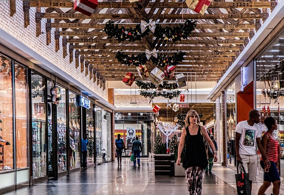 Last-Minute Christmas Shopping? Here’s What’s Open And When