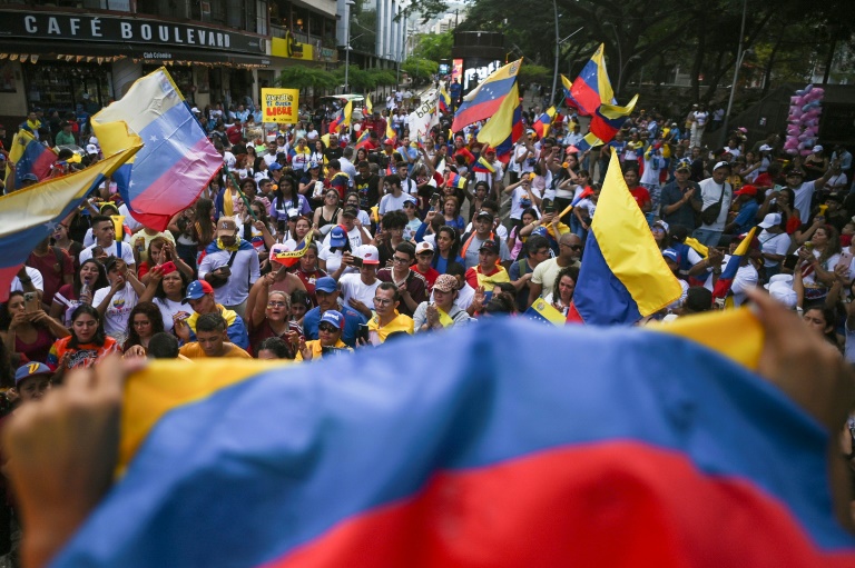 Venezuela’s Maduro Takes Presidential Oath, Opposition Decries ‘Coup’