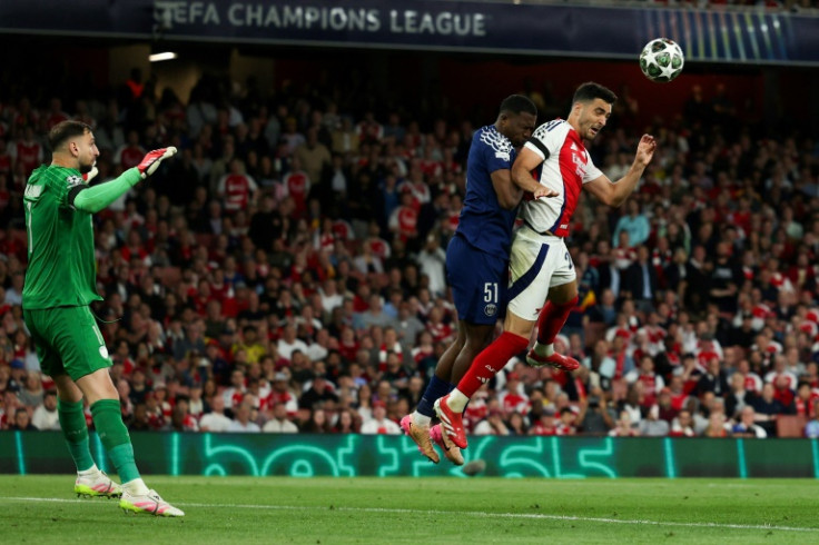 Arsenal midfielder Mikel Merino (R)