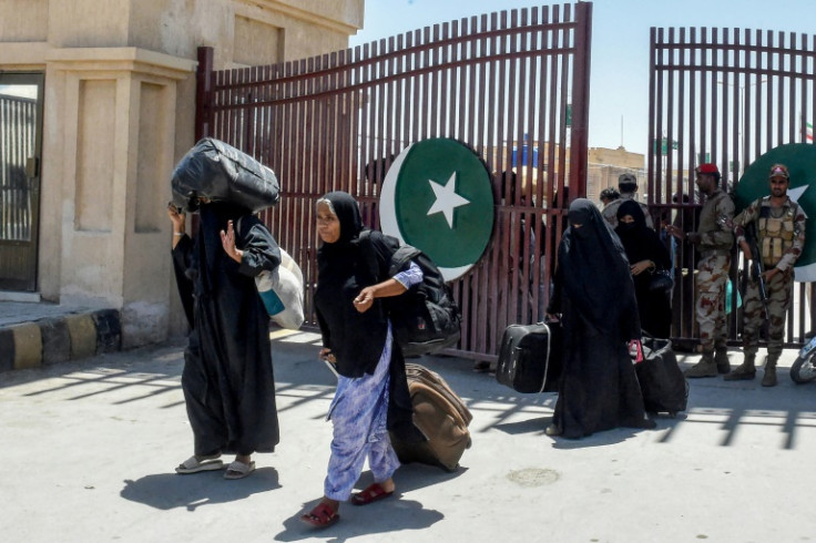 Pakistani pilgrims evacuated from Iran walk across the Pakistan-Iran border at Taftan, in Balochistan province on June 18, 2025