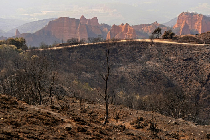 Spanish firefighters struggled to contain a wildfire that damaged the Las Medulas Roman-era mining site and forced hundreds of residents to evacuate