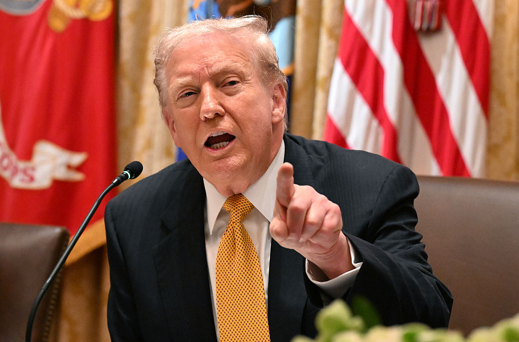 Trump Escalates Feud With Canada, Threatens Full Tariff if China Deal Moves Forward