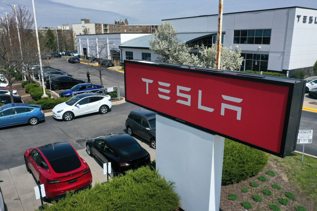 Tesla Stock Dips 1% as Investors Await Q1 Earnings and Robotaxi Unveiling