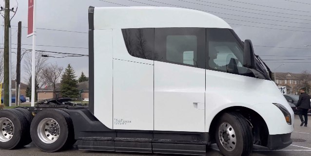 Elon Musk Tesla Semi Tweet Ignites Buzz: 500-Mile EV Truck 