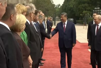 Xi Jinping Welcomes Putin in Beijing, Hails Ties as 'Calm