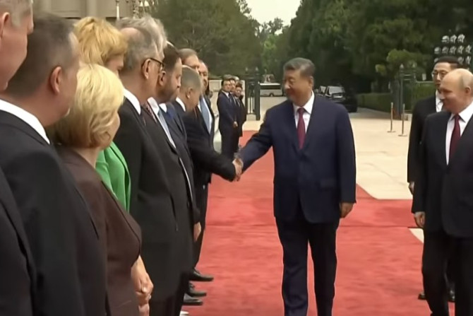 Xi Jinping Welcomes Putin in Beijing, Hails Ties as 'Calm