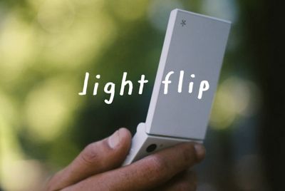 Light Flip Phone Revives the Motorola Razr Look With a