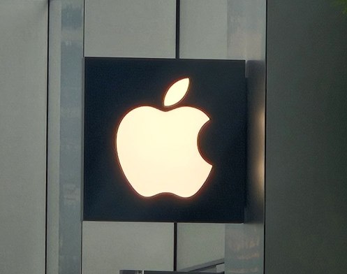 Apple Stock Climbs 2.59% After Baird Lifts Price Target to 