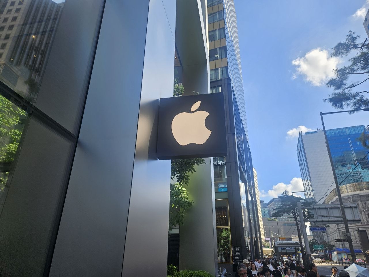 China Smartphone Market Shrinks as Apple and Huawei Pull Further 