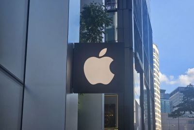 Dow Slips as Apple Sinks 8% Despite a Record Quarter