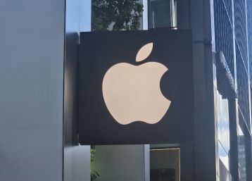 Apple Shares Sink Nearly 10% Despite a Record Quarter as