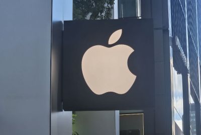 Apple Shares Sink Nearly 10% Despite a Record Quarter as