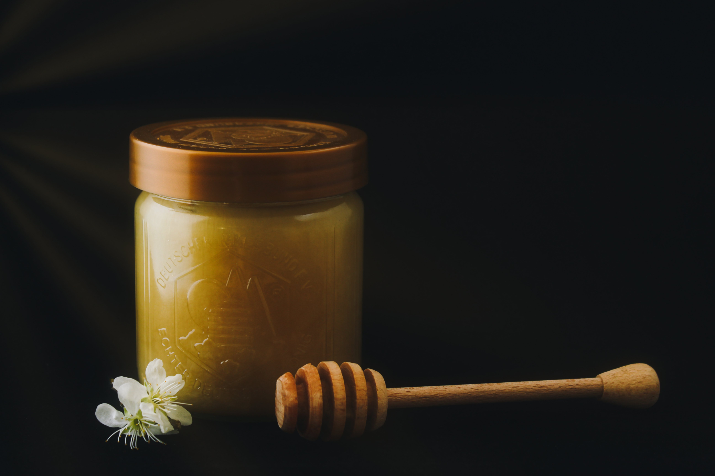 10 Evidence-Based Benefits of Manuka Honey Revealed by Latest Scientific 