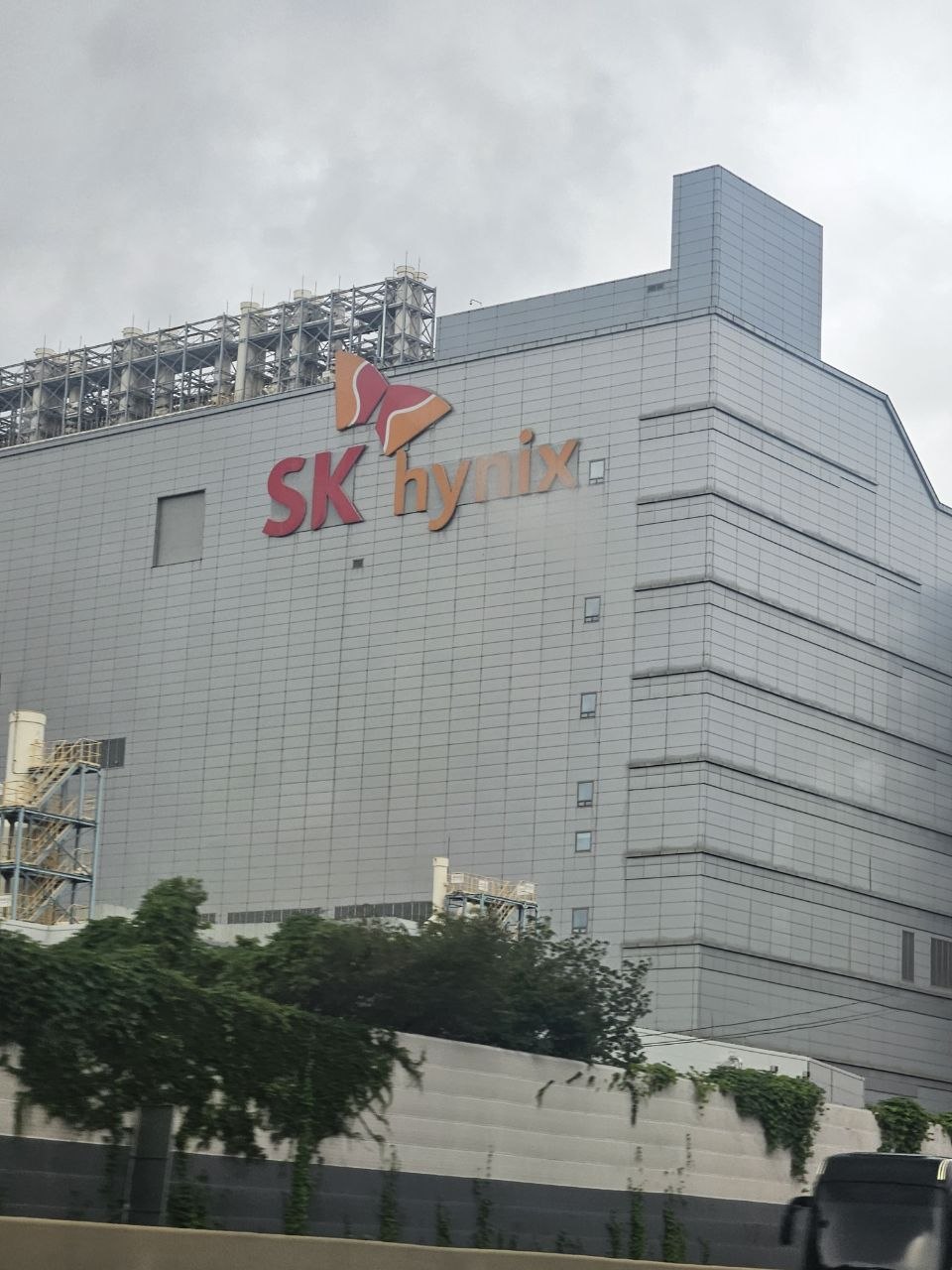 SK Hynix ADR Climbs on Record $28.6 Billion Buyback as 