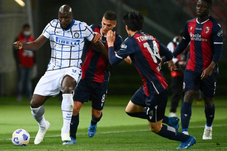 Inter Milan forward Romelu Lukaku (L) got his 20th league goal this season at Bologna.