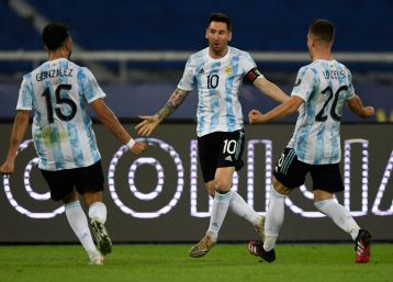 Argentina's Lionel Messi (C) celebrates with teammates Nicolas Gonzalez (L) and Giovani Lo Celso