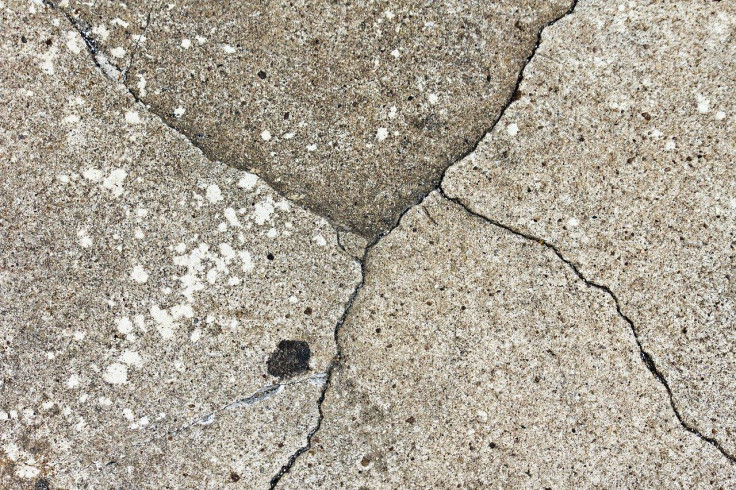 Floor Cracks/Earthquake/Fault